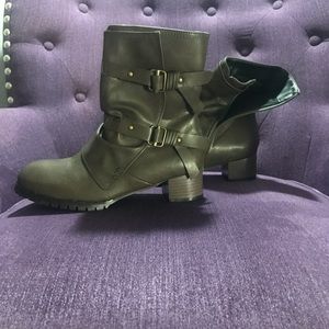 Short buckle boot
